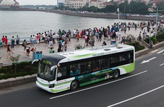 青島街頭的電動公交車