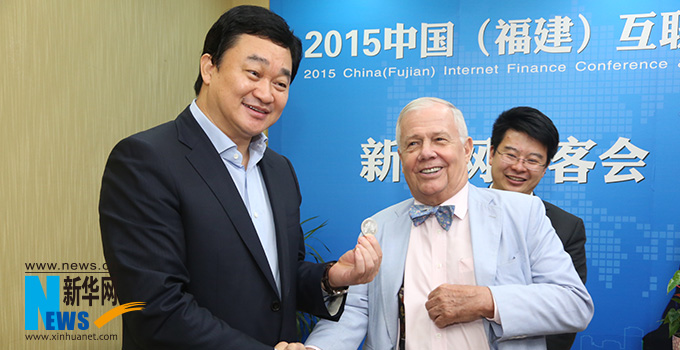羅杰斯參加思客會，與新華網董事長、總裁田舒斌親切交談。