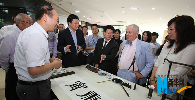 羅杰斯參觀新華網福建分公司。