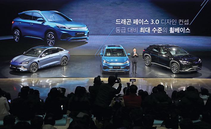 2025年1月16日，在韩国仁川，主持人介绍比亚迪将在韩国发售的三款车型
