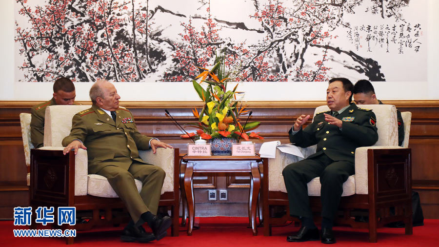 3月28日，中央軍委副主席范長龍在北京釣魚臺國賓館會見來華訪問的古巴革命武裝力量部部長萊奧波爾多&middot;辛特拉。 新華社發（劉芳 攝） 