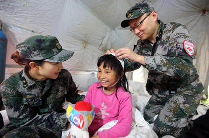 夫妻軍醫地震災區攜手救援