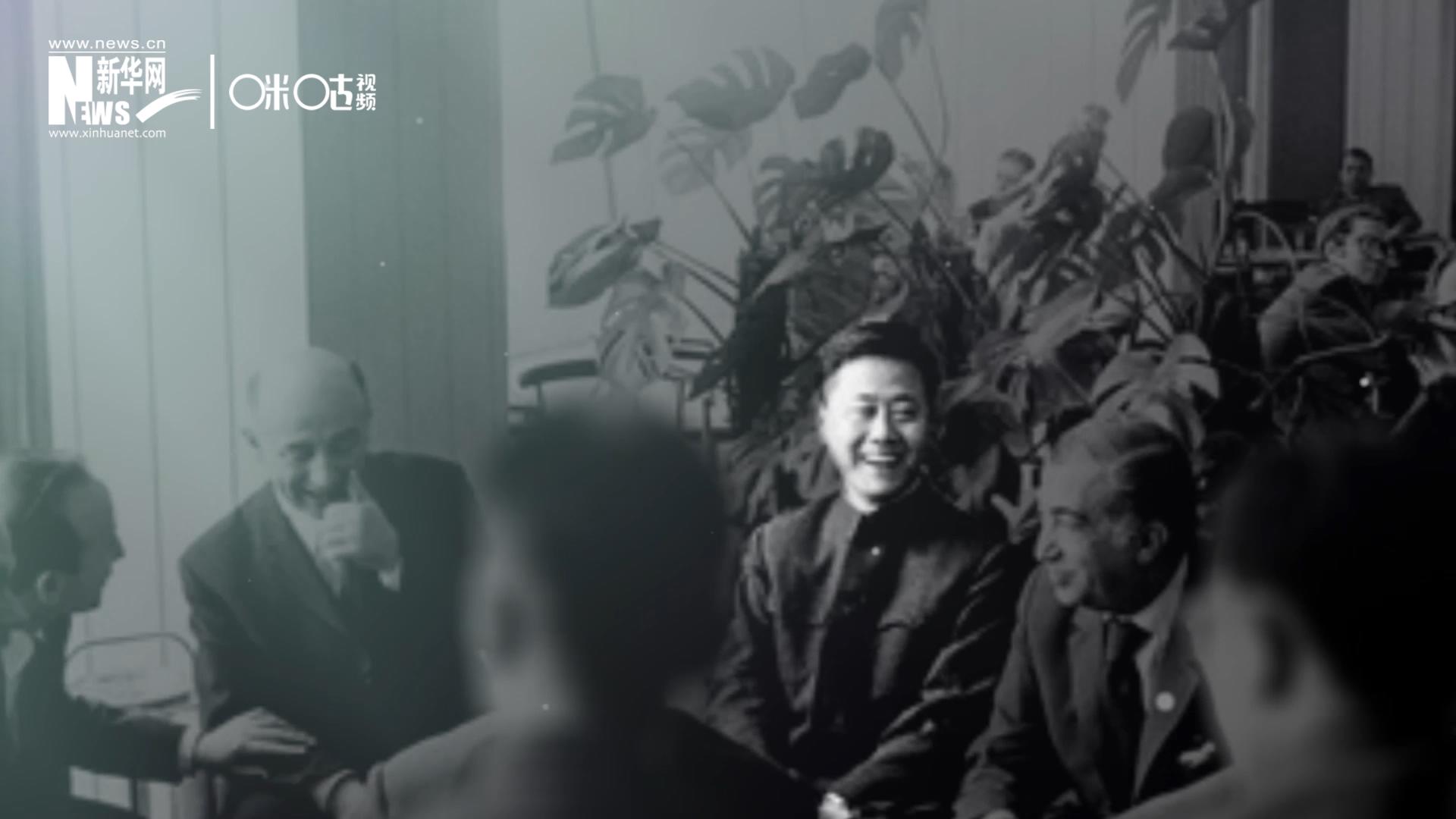照片里的這個人是高梁，原新華社國際部記者。原本作為代表團隨行記者的他接到通知，由他帶領一支先遣小組先行去紐約。