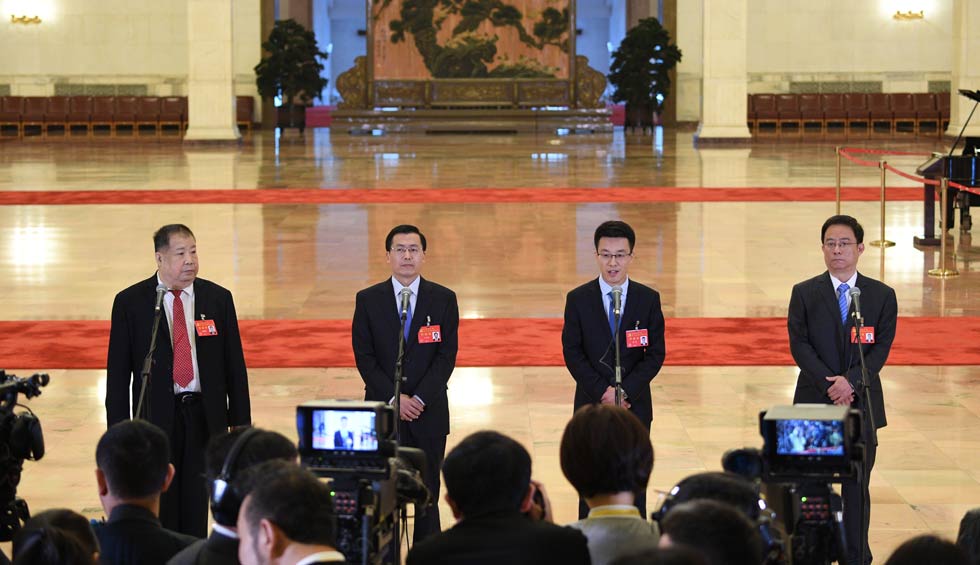 凌解放、王立平、徐川、黃一兵接受采訪