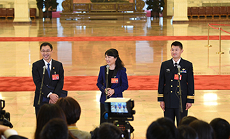 孟祥飛、李媛、曹先建代表接受采訪