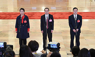姜妍、康紅普、劉宗富代表接受采訪
