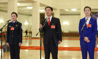 李貝、裴春亮、丁寧代表接受采訪