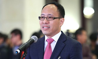 全國政協(xié)委員李文俊在&ldquo;委員通道&rdquo;接受采訪