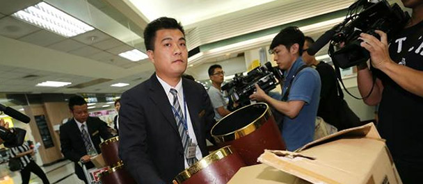 禮儀公司帶著遺體袋、骨灰壇協助處理善后