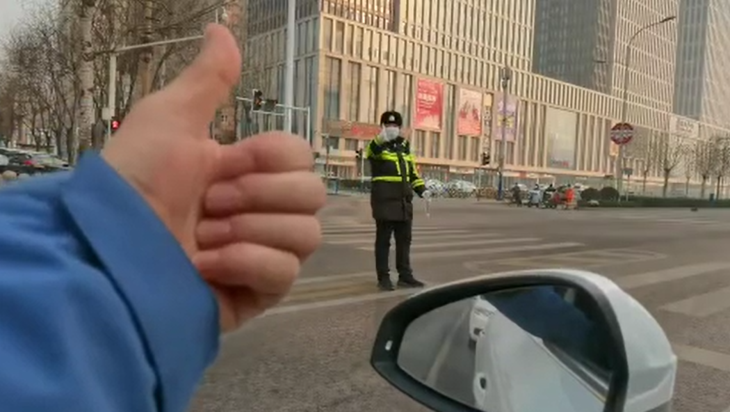石家莊路人和交警的這個&ldquo;暗號&rdquo;，真暖！