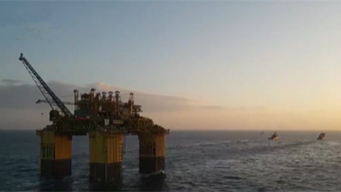 全球首座十萬噸級深水半潛式生產儲油平臺：&ldquo;深海一號&rdquo;能源站抵達目標海域