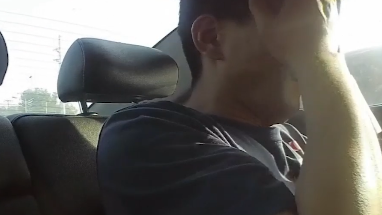 這人啥情況？他在警車上都能睡著