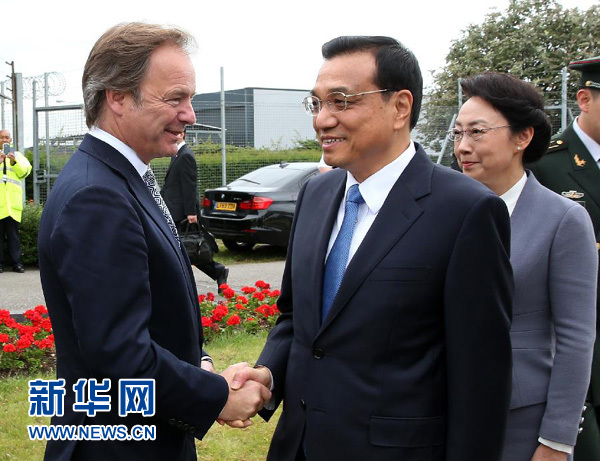 6月16日，應英國首相卡梅倫邀請，國務院總理李克強乘專機抵達倫敦希思羅機場，開始對英國進行正式訪問。李克強總理夫人程虹同機抵達。這是英國政府高級官員到機場迎接李克強總理和夫人。新華社記者 龐興雷 攝
