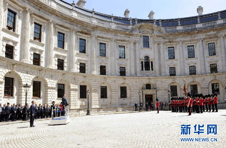 6月17日，中國國務(wù)院總理李克強在倫敦唐寧街10號首相府同英國首相卡梅倫舉行中英總理年度會晤。這是會晤前，卡梅倫為李克強舉行隆重的歡迎儀式。新華社記者 張鐸 攝 