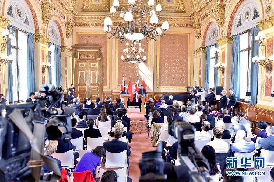 6月17日,中國(guó)國(guó)務(wù)院總理李克強(qiáng)同英國(guó)首相卡梅倫在倫敦舉行中英總理年度會(huì)晤后共同會(huì)見(jiàn)記者。新華社記者 李濤 攝 6月17日,中國(guó)國(guó)務(wù)院總理李克強(qiáng)同英國(guó)首相卡梅倫在倫敦舉行中英總理年度會(huì)晤后共同會(huì)見(jiàn)記者。新華社記者 李濤 攝
