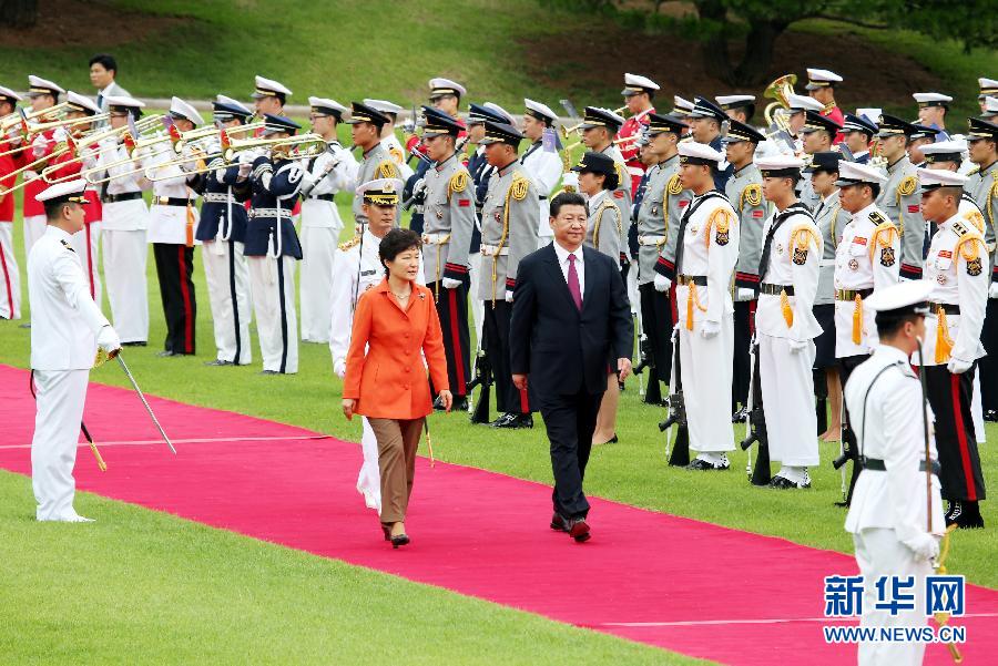 7月3日，國(guó)家主席習(xí)近平在首爾同韓國(guó)總統(tǒng)樸槿惠舉行會(huì)談。會(huì)談前，樸槿惠在青瓦臺(tái)總統(tǒng)府為習(xí)近平舉行隆重歡迎儀式。 新華社記者姚大偉攝