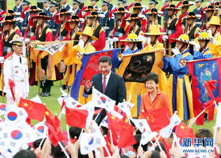 7月3日，國(guó)家主席習(xí)近平在首爾同韓國(guó)總統(tǒng)樸槿惠舉行會(huì)談。會(huì)談前，樸槿惠在青瓦臺(tái)總統(tǒng)府為習(xí)近平舉行隆重歡迎儀式。 新華社記者姚大偉攝 