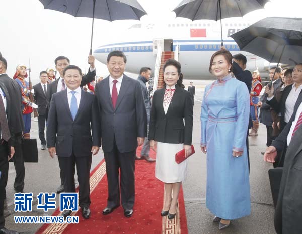 8月21日，國家主席習近平抵達烏蘭巴托，開始對蒙古國進行國事訪問。習近平和夫人彭麗媛在機場受到蒙古國總理阿勒坦呼亞格夫婦熱情迎接。新華社記者鞠鵬攝 