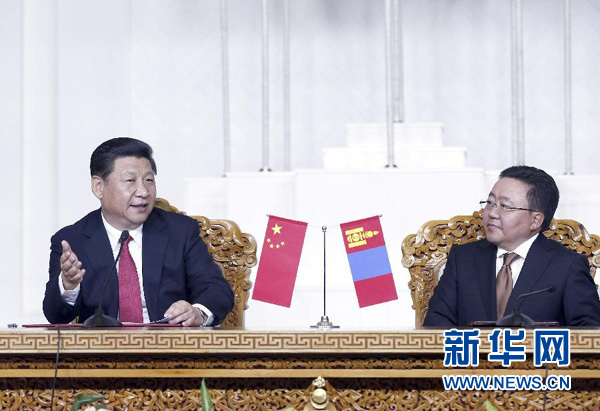 8月21日，國家主席習(xí)近平在烏蘭巴托同蒙古國總統(tǒng)額勒貝格道爾吉舉行會談。會談后，兩國元首共同會見記者。 新華社記者 鞠鵬 攝