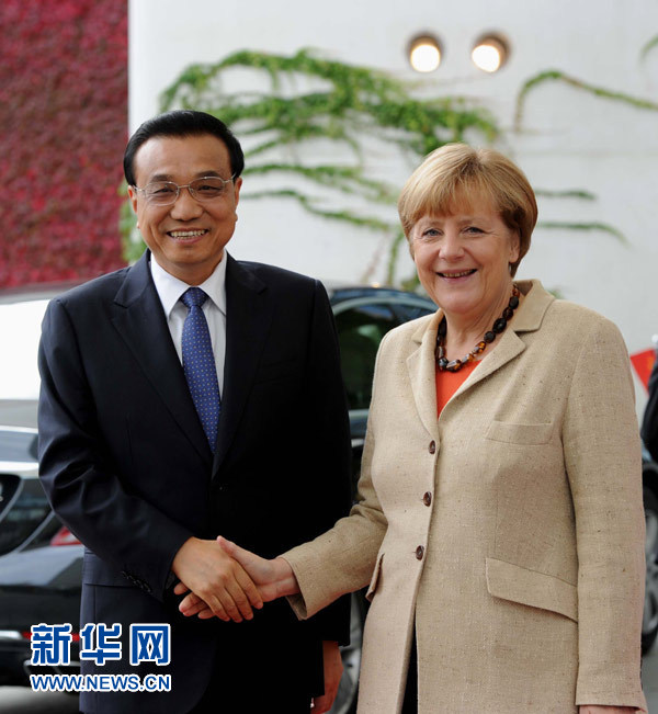 10月10日，德國總理默克爾在柏林總理府前廣場舉行隆重儀式，歡迎中國國務院總理李克強對德國進行正式訪問。 新華社記者 饒愛民 攝 