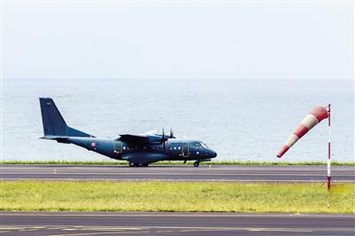 7日，法屬留尼汪島，法國軍事運輸機沿海岸搜尋MH370殘骸。