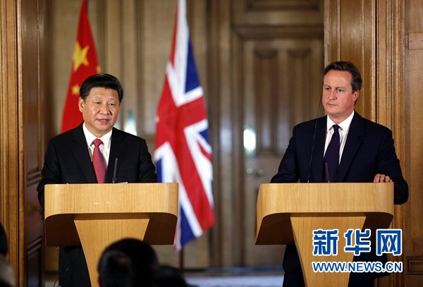 10月21日，國家主席習近平在倫敦唐寧街首相府同英國首相卡梅倫舉行會談。這是會談結束后，習近平和卡梅倫共同會見記者。 新華社記者 鞠鵬 攝 