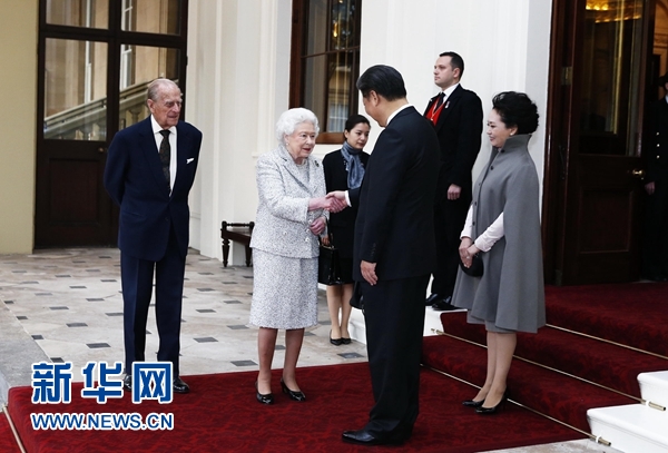 10月22日，國家主席習近平和夫人彭麗媛離開白金漢宮。離開前，英國女王伊麗莎白二世和丈夫菲利普親王專門前來同習近平夫婦親切話別。新華社記者 鞠鵬 攝