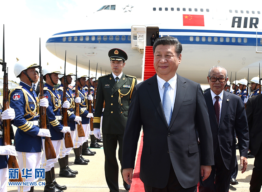10月13日，國(guó)家主席習(xí)近平乘專機(jī)抵達(dá)金邊國(guó)際機(jī)場(chǎng)，開(kāi)始對(duì)柬埔寨王國(guó)進(jìn)行國(guó)事訪問(wèn)。柬埔寨副首相兼王宮事務(wù)大臣貢桑奧親王和夏卡朋親王、阿倫公主等在舷梯旁熱情迎接習(xí)近平主席。新華社記者　謝環(huán)馳　攝