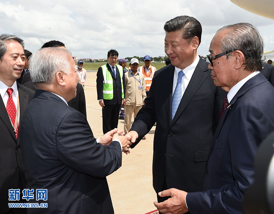 10月13日，國(guó)家主席習(xí)近平乘專機(jī)抵達(dá)金邊國(guó)際機(jī)場(chǎng)，開(kāi)始對(duì)柬埔寨王國(guó)進(jìn)行國(guó)事訪問(wèn)。柬埔寨副首相兼王宮事務(wù)大臣貢桑奧親王和夏卡朋親王、阿倫公主等在舷梯旁熱情迎接習(xí)近平主席。新華社記者　謝環(huán)馳　攝