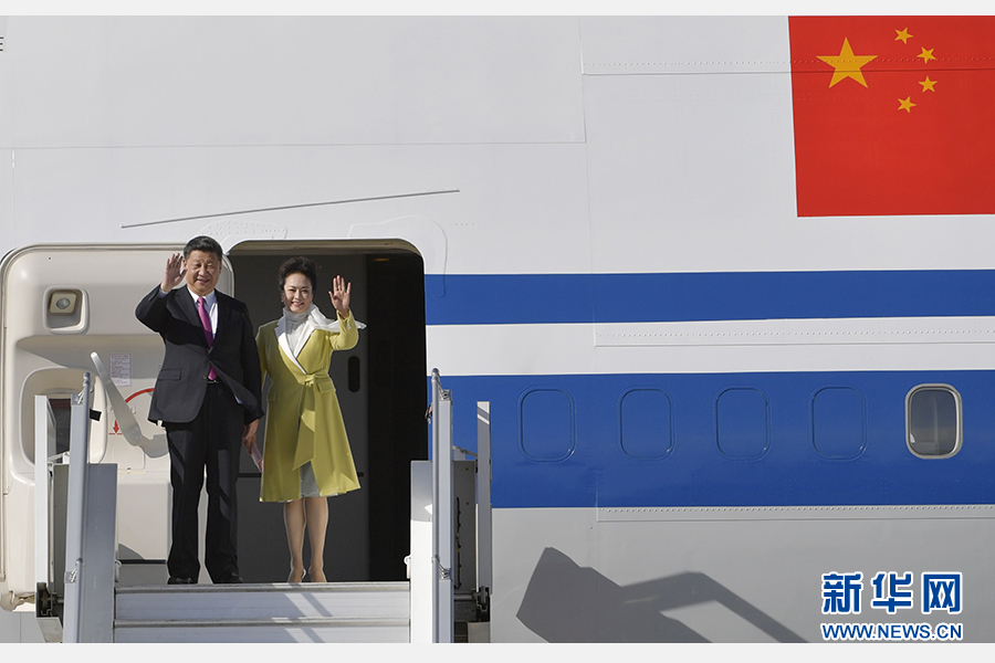 當?shù)貢r間11月17日，國家主席習近平乘專機抵達基多，開始對厄瓜多爾共和國進行國事訪問。這是習近平與夫人彭麗媛向歡迎人群揮手致意。新華社記者 王曄 攝 