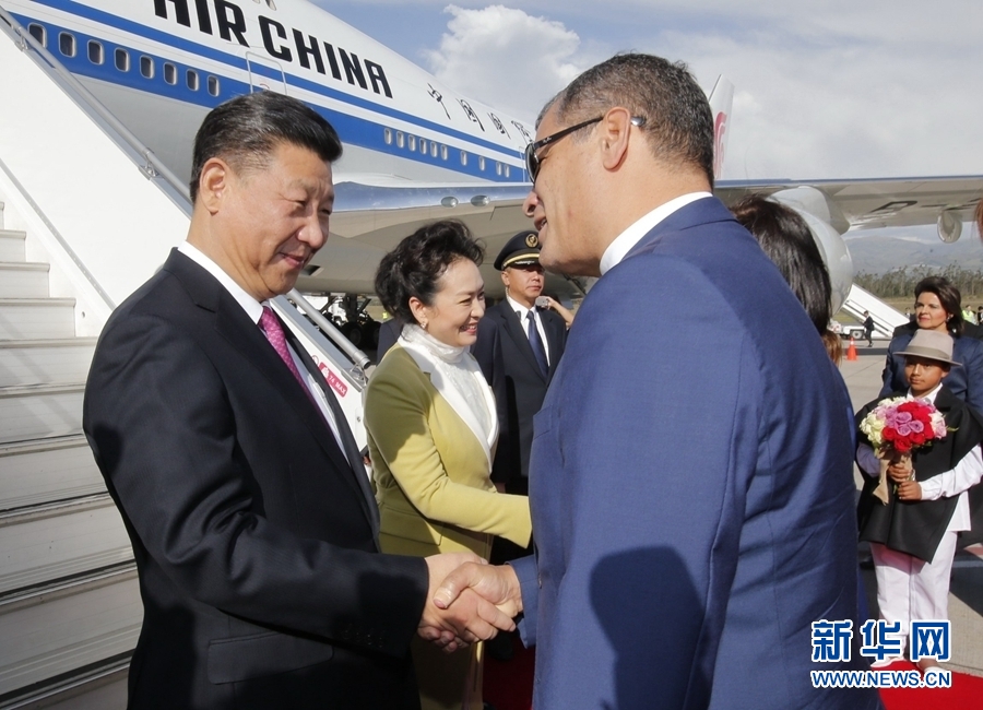 當?shù)貢r間11月17日，國家主席習近平乘專機抵達基多，開始對厄瓜多爾共和國進行國事訪問。厄瓜多爾總統(tǒng)科雷亞和夫人馬勒布等在舷梯旁熱情迎接習近平和夫人彭麗媛。新華社記者 鞠鵬 攝