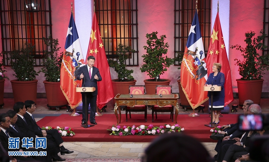 11月22日，國(guó)家主席習(xí)近平在圣地亞哥同智利總統(tǒng)巴切萊特舉行會(huì)談。這是會(huì)談后，兩國(guó)元首共同會(huì)見(jiàn)記者。 新華社記者 蘭紅光 攝