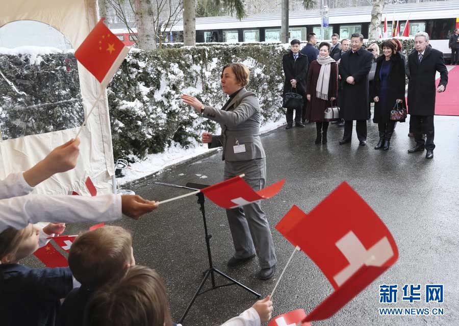 這是習(xí)近平和夫人彭麗媛在伯爾尼克爾薩茨火車站觀看瑞士童聲合唱團(tuán)表演。 新華社記者 蘭紅光 攝