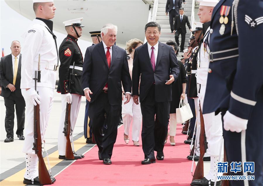 4月6日，國(guó)家主席習(xí)近平乘專機(jī)抵達(dá)美國(guó)佛羅里達(dá)州，將在海湖莊園同美國(guó)總統(tǒng)特朗普舉行中美元首會(huì)晤。習(xí)近平和夫人彭麗媛受到美國(guó)國(guó)務(wù)卿蒂勒森夫婦等熱情迎接。新華社記者 蘭紅光 攝 