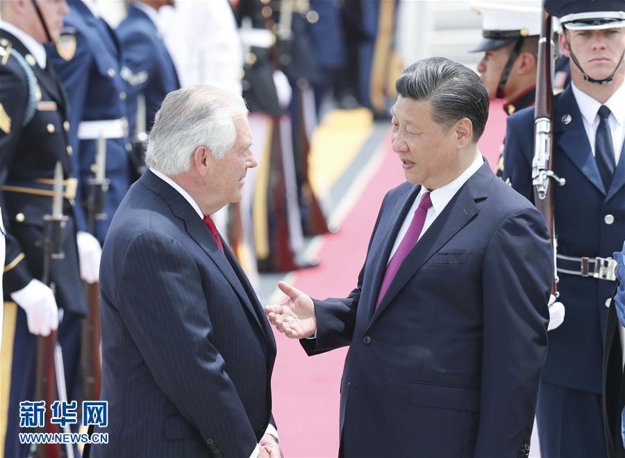 4月6日，國(guó)家主席習(xí)近平乘專機(jī)抵達(dá)美國(guó)佛羅里達(dá)州，將在海湖莊園同美國(guó)總統(tǒng)特朗普舉行中美元首會(huì)晤。習(xí)近平和夫人彭麗媛受到美國(guó)國(guó)務(wù)卿蒂勒森夫婦等熱情迎接。新華社記者 丁林 攝 