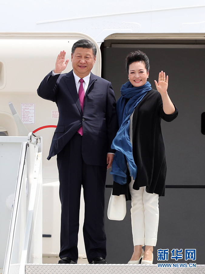 4月6日，國(guó)家主席習(xí)近平乘專機(jī)抵達(dá)美國(guó)佛羅里達(dá)州，將在海湖莊園同美國(guó)總統(tǒng)特朗普舉行中美元首會(huì)晤。這是習(xí)近平和夫人彭麗媛步出機(jī)艙。新華社記者 劉衛(wèi)兵 攝 