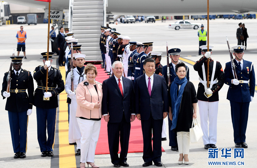 4月6日，國(guó)家主席習(xí)近平乘專機(jī)抵達(dá)美國(guó)佛羅里達(dá)州，將在海湖莊園同美國(guó)總統(tǒng)特朗普舉行中美元首會(huì)晤。習(xí)近平和夫人彭麗媛受到美國(guó)國(guó)務(wù)卿蒂勒森夫婦等熱情迎接。新華社記者 吳曉凌 攝