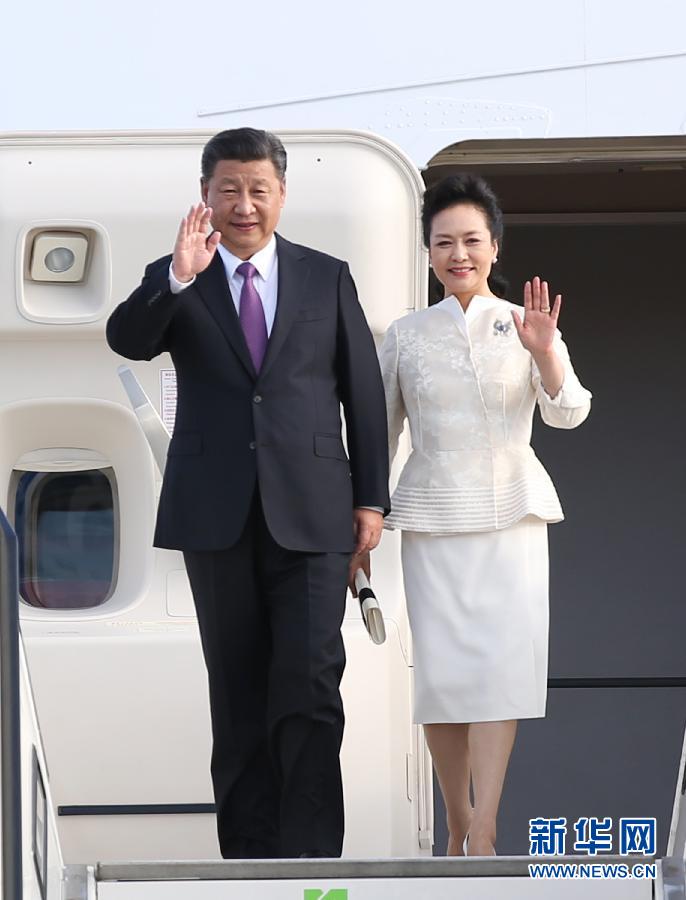 7月4日，國(guó)家主席習(xí)近平乘專機(jī)抵達(dá)柏林，開始對(duì)德意志聯(lián)邦共和國(guó)進(jìn)行國(guó)事訪問。這是習(xí)近平和夫人彭麗媛步出艙門。 新華社記者 姚大偉 攝