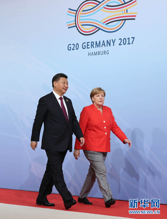 7月7日，二十國集團領導人第十二次峰會在德國漢堡舉行。國家主席習近平出席并發表題為《堅持開放包容　推動聯動增長》的重要講話。這是峰會開始前，習近平受到德國總理默克爾迎接。新華社記者 劉衛兵 攝 