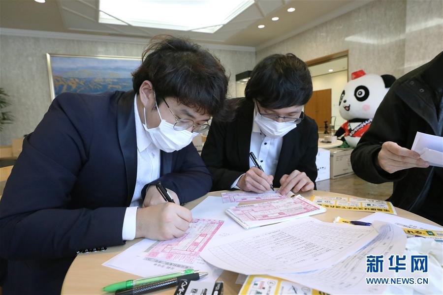 （國際疫情）（4）中國駐日本大使館向在日留學生發放&ldquo;健康包&rdquo;