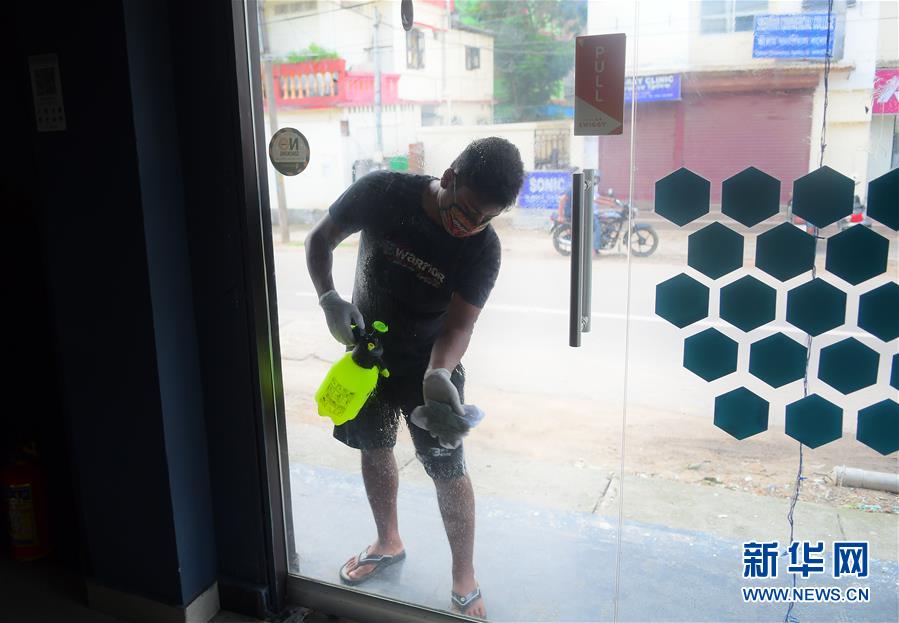 （國(guó)際疫情&middot;XHDW）（1）印度新冠確診病例超25萬 開始分階段放松管控