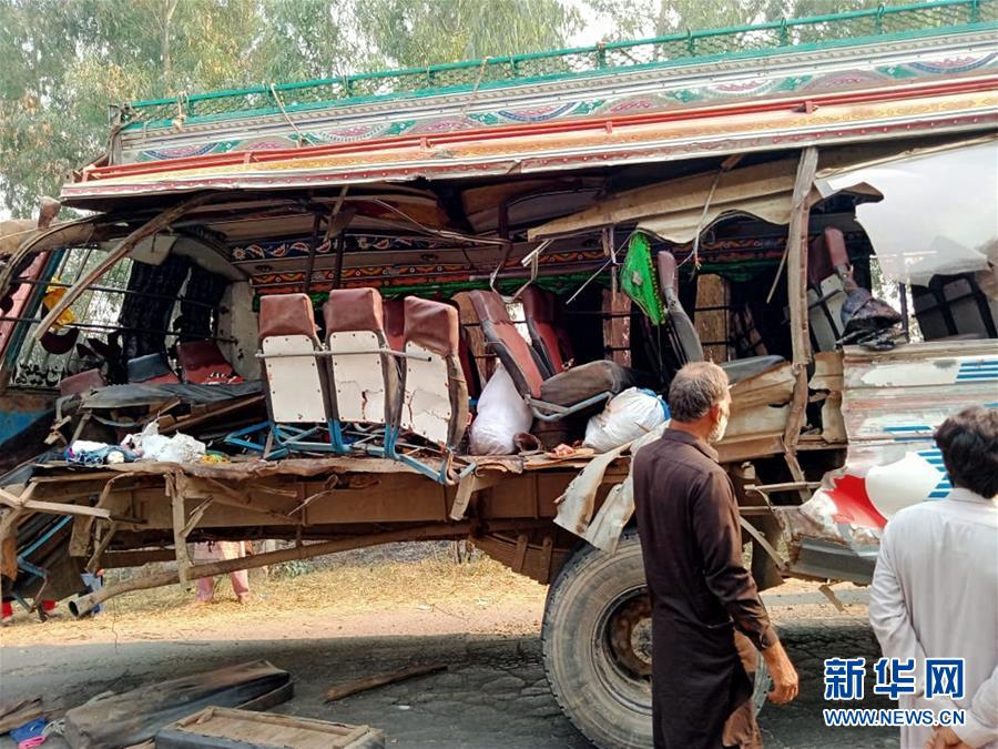 (國際)(1)巴基斯坦發(fā)生兩車相撞事故致8死20傷