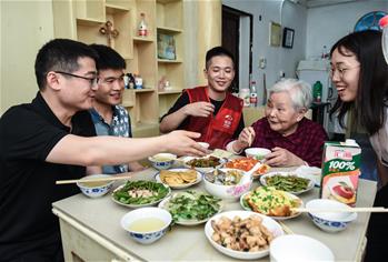 &ldquo;國際家庭日&rdquo;志愿者溫暖空巢老人